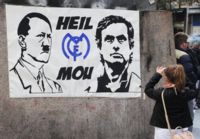 Clamoroso striscione Real Madrid: Mourinho come Hitler